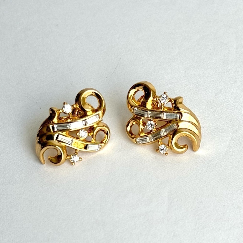 Vintage Trifari Earrings Gold Tone Rhinestone‎ Baguette Clip On Waves Swirl 60s - Picture 5 of 7